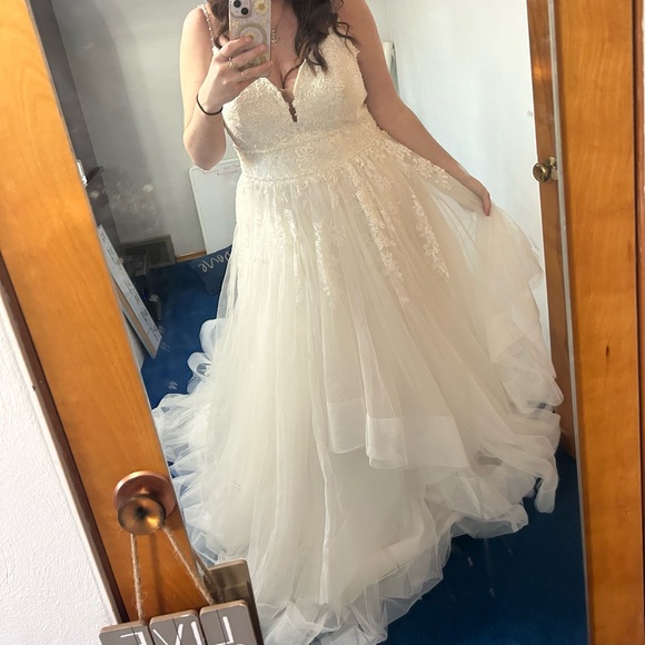 Stella York 6918 Princess Ballgown Wedding Dress - Picture 14 of 16